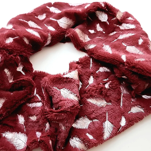 ⭐️3/ $30⭐️ Luxuriously Plush Infinity Scarf Burgundy Silver Feathers Super Soft - Picture 5 of 8